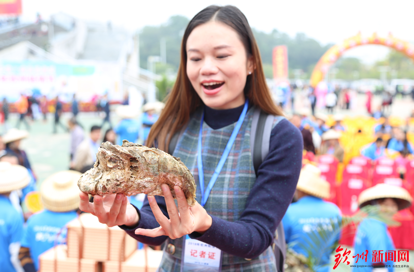 燃爆了，今天钦州这里聚集万人，游戏玩到燃爆整个沙滩！