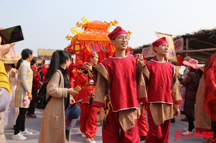 燃爆了，今天钦州这里聚集万人，游戏玩到燃爆整个沙滩！