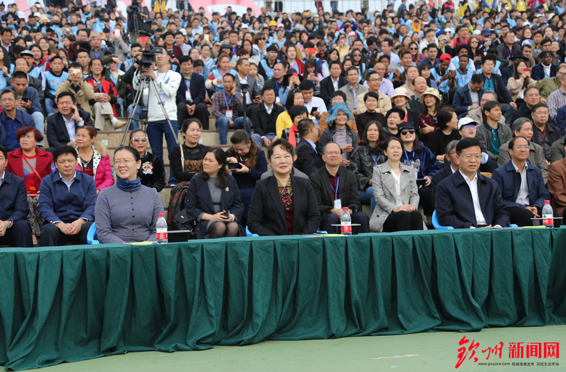 燃爆了，今天钦州这里聚集万人，游戏玩到燃爆整个沙滩！