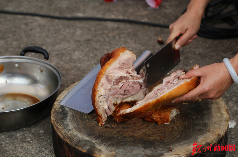 燃爆了，今天钦州这里聚集万人，游戏玩到燃爆整个沙滩！