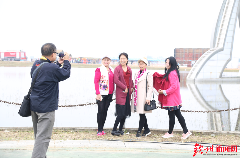 燃爆了，今天钦州这里聚集万人，游戏玩到燃爆整个沙滩！