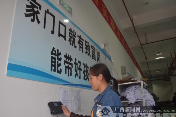 扶贫车间让吃低保的贫困户转变收入保障工人