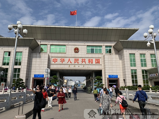 东兴边疆普法活动出靓招 搭建中越和谐友谊桥(图)