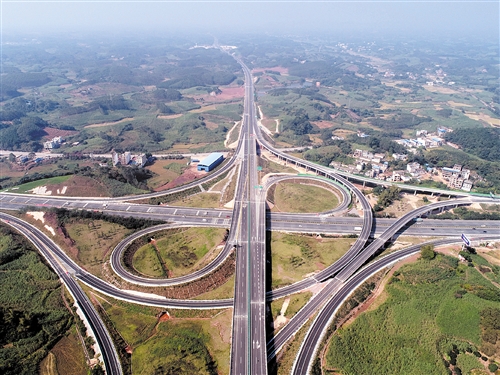 吴圩至大塘高速公路建成通车.图为大气的团福枢纽互通立交段