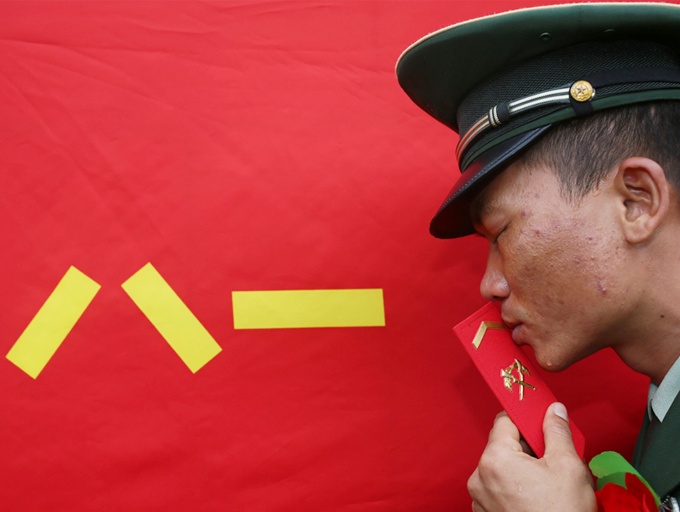 高清:武警北海支队退伍士官卸衔 洒泪告别军营