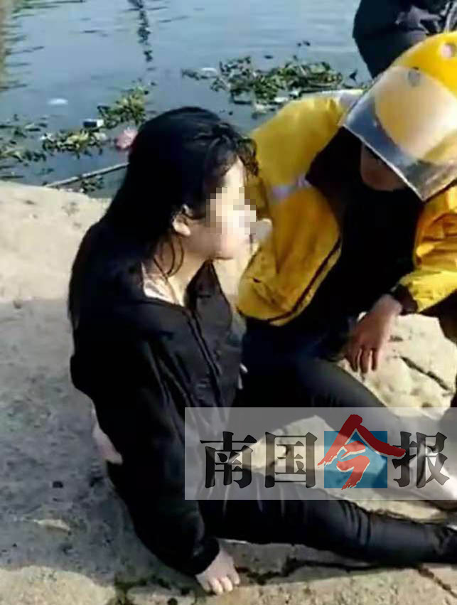 见到女子漂浮在红水河里 外卖哥果断救人一命(图)