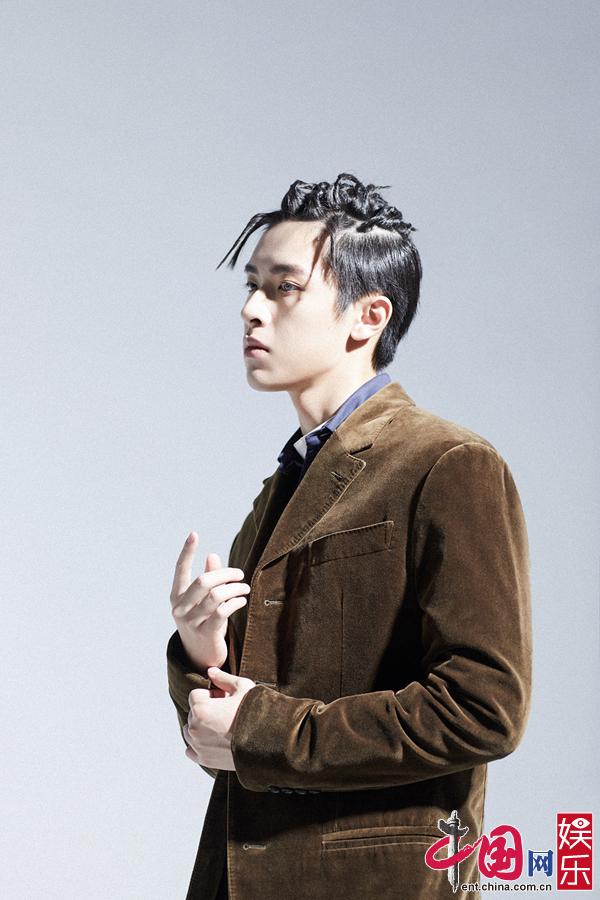 张逸杰破晓时分主题大片曝光 坚定眼神讲述成