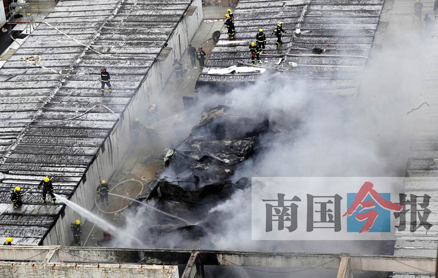 柳州飞鹅商城3号楼楼顶突发大火 消防一小时灭火