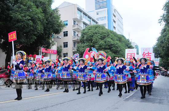 "千姿百色 多彩壮乡"民族文化巡游展演活动举行