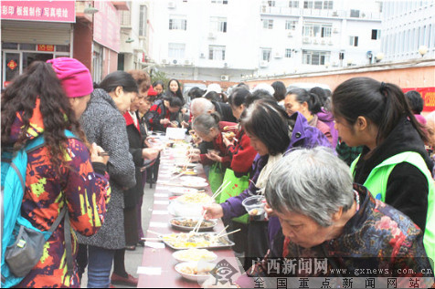 南宁市金湖社区举办“百米长宴”游园活动