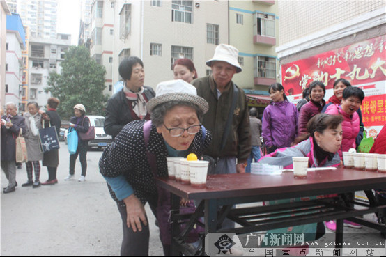南宁市金湖社区举办“百米长宴”游园活动