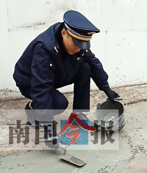 施工方玩失联 柳州城管自掏腰包填路面获点赞(图)