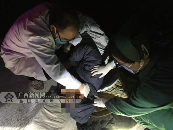 钦州:货车侧翻 30余吨麸皮倾撒高速路上(图)