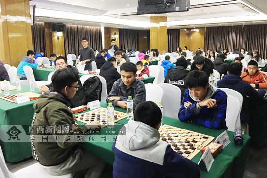 广西首次举办全区国际跳棋公开赛 近百人参与