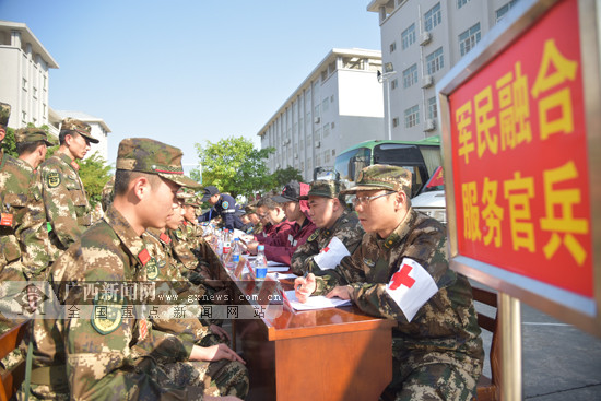 医疗专家进军营为官兵送医送药(图)