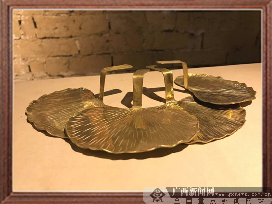 简介:以黄铜为材质,制作成银杏叶,用于放置茶杯器皿,金黄色效果耀眼