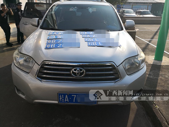 为躲避电警 男子悬挂假车牌上高速被民警查获(图)