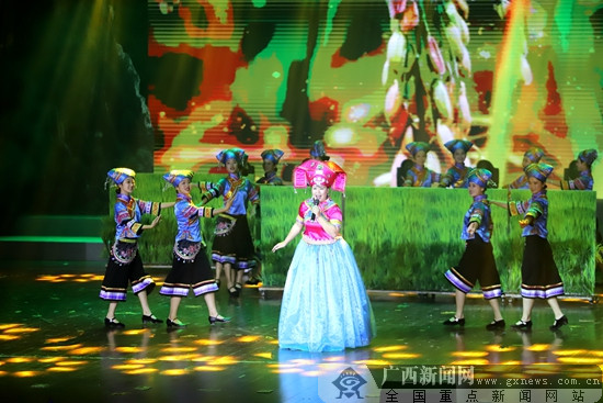 西林句町文化艺术节晚会展示古国风情
