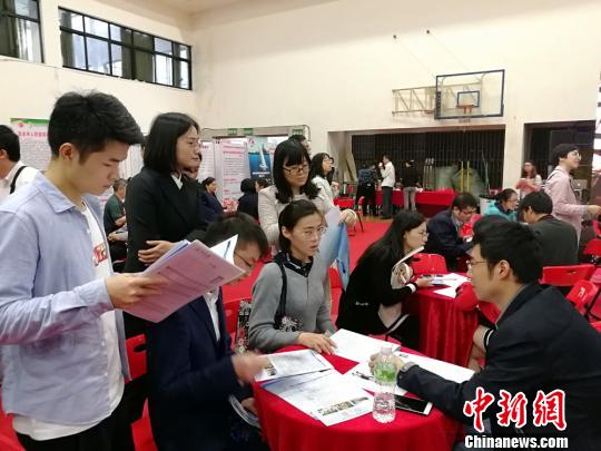 广东120家单位招博士科研人才 高管“摆摊”求贤