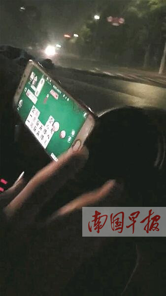 南宁一出租车司机边开车边玩游戏 涉事司机被开除