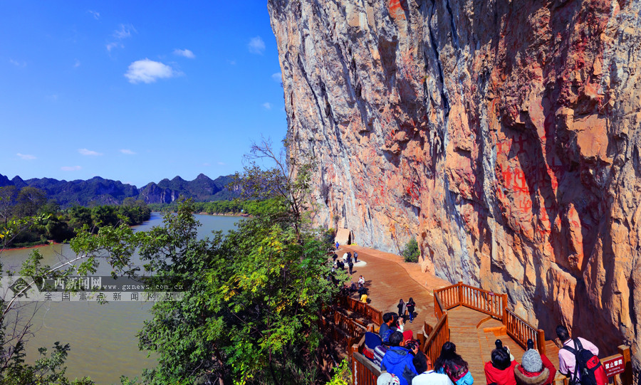 崇左市走活全域旅游一盘棋观察 举世闻名的左江花山岩画景区一角