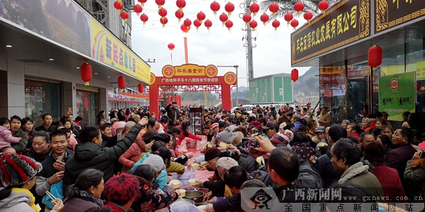 数万游客聚昭州 桂林平乐“十八酿”美食节开幕