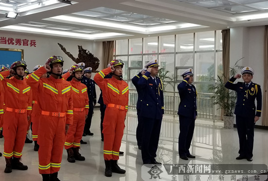 全州县举行消防救援大（中）队授衔和换装仪式