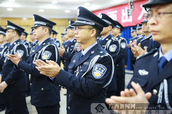 广西出入境边防检查总站举行集体换装仪式(组图)