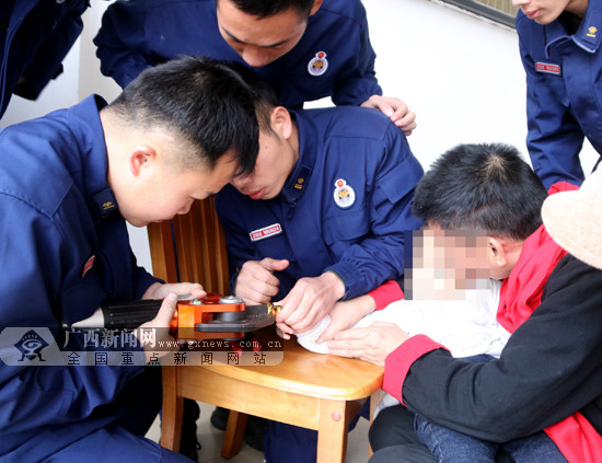 贵港一名2岁男童食指被卡 消防员紧急救援帮取出