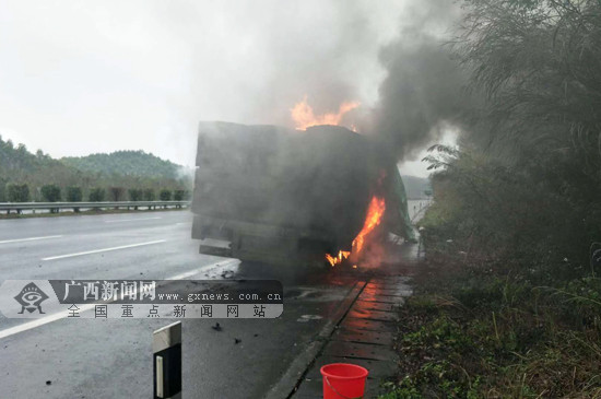 运薄木板货车高速上自燃 车上一半货物被烧毁(图)
