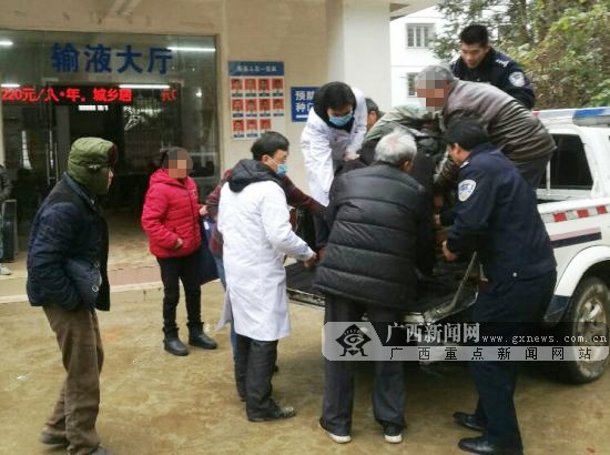 老人取暖不慎引发火灾遭烧伤 民警火速将其送医
