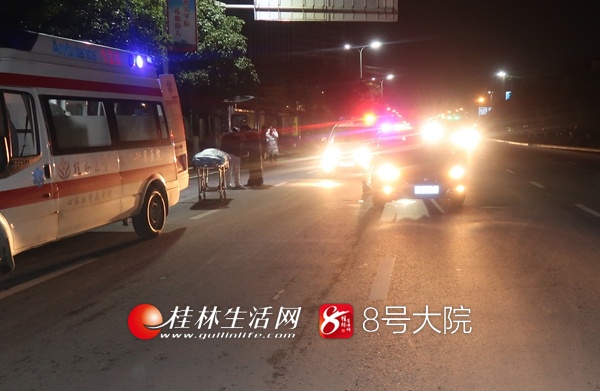 恐怖!桂林一女子撞车不成当街用刀割脖 满手鲜血