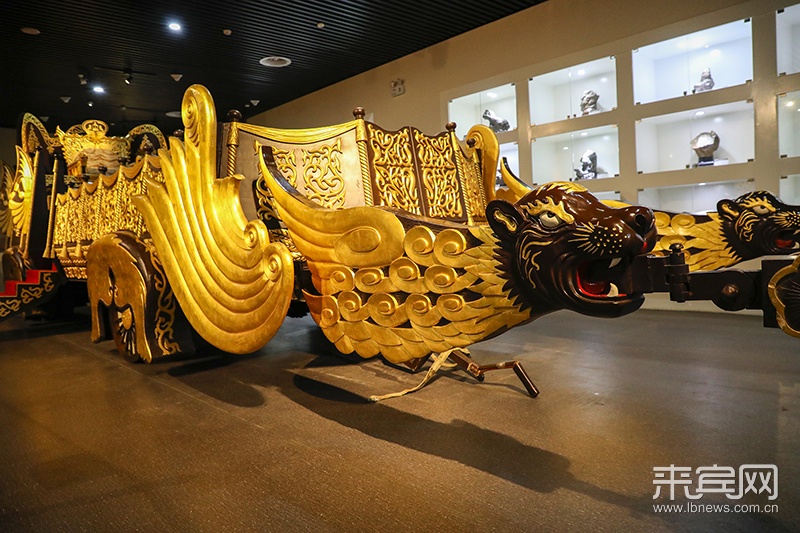 帝王出巡场面必定浩荡壮观,而帝王所乘坐的车被称为"龙辇",更是至高