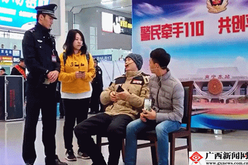 女特警在车站亲授“防身术” 防扒知识“带上车”