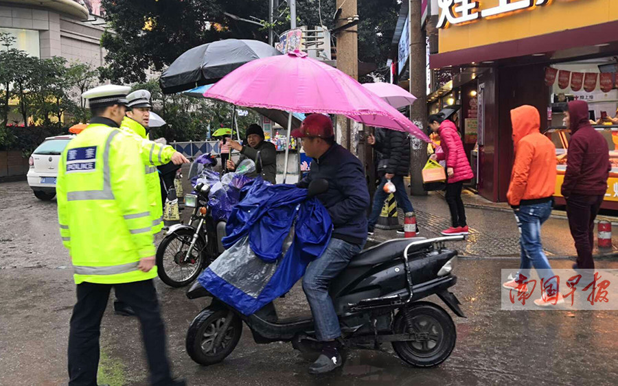 危险又违法 南宁交警整治电动车“打伞”行为(图)