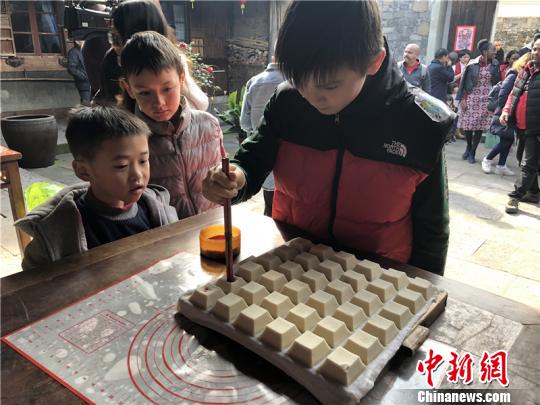中国农村的新年味：“洋面孔”勾勒文化交融新画卷