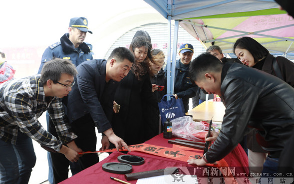 防城港:春运首日支队长发起文明交通倡议