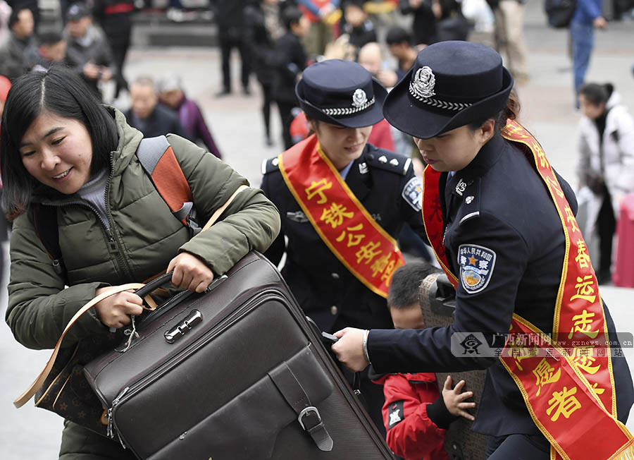 2019年春运大幕开启 铁警志愿者为旅客搬运行