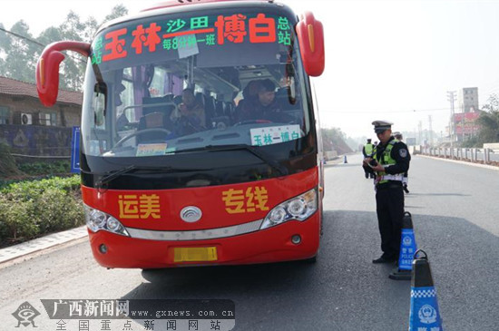 玉林交警开展专项整治行动为春运拧紧“安全门”