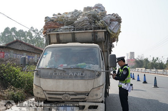 玉林交警开展专项整治行动为春运拧紧“安全门”