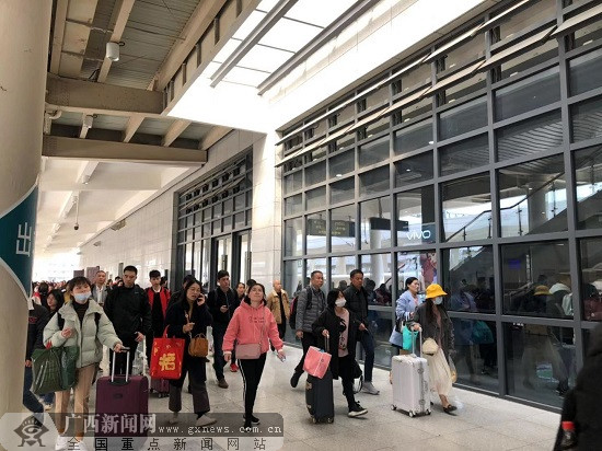玉林:火车站可直接刷身份证进出站