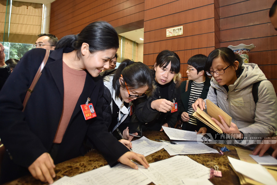 ��ϯ������ʮ�����˴���λ���Ĵ���½������