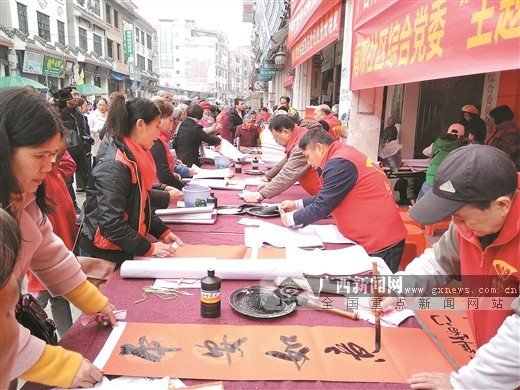 玉林:红背心成美丽风景线