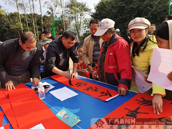 西乡塘区:“文化惠民”进村屯 助力脱贫攻坚