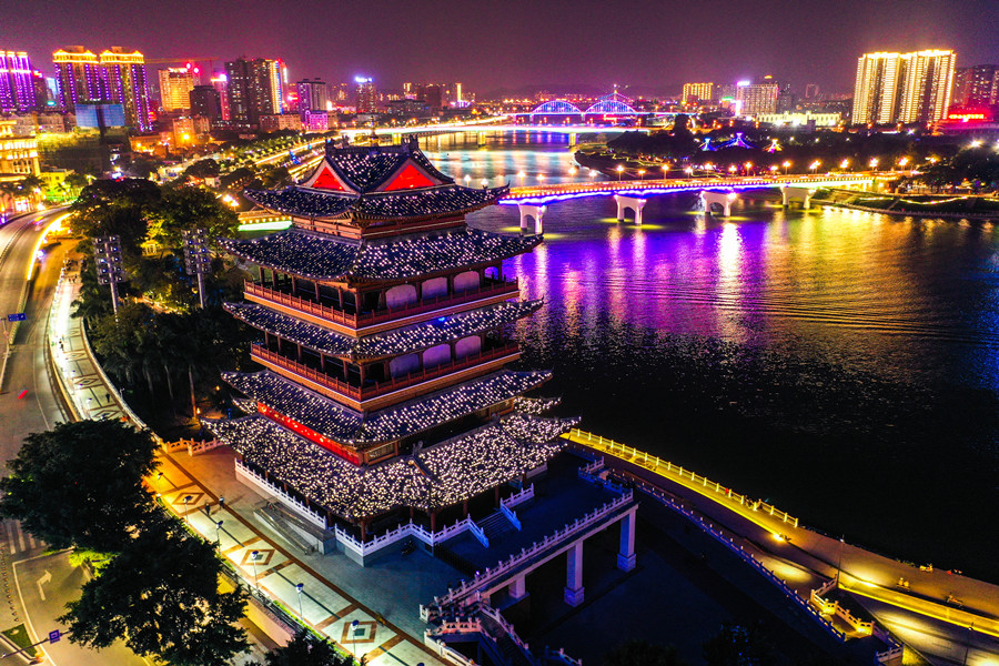 2月1日焦点图:为你点亮 夜晚的南宁变霓虹灯海洋