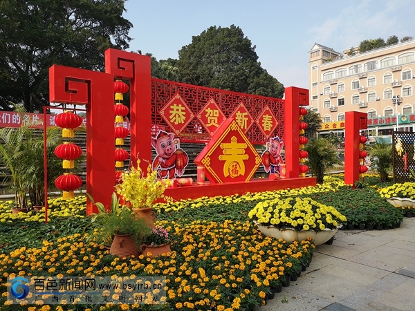 本报讯(记者 梁力升 文/图)春节的脚步越来越近,市区的街头巷尾处处