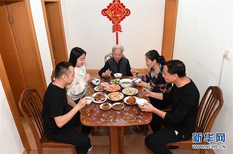 除夕什么时候吃年夜饭 d1367c44cb7c154f289075550bf7494f.jpg