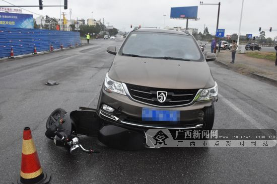 女司机"漂移"过弯车辆失控连撞2车 致2人受伤(图)
