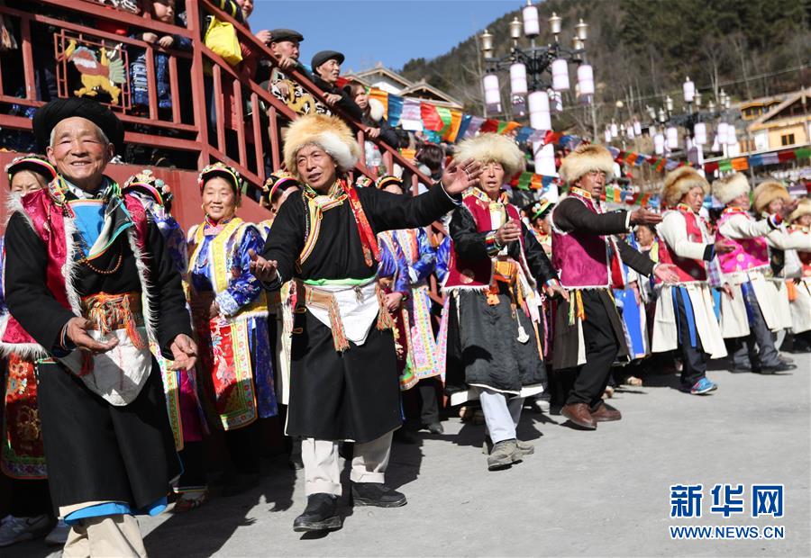 2月13日,硗碛藏族乡群众跳起锅庄舞.