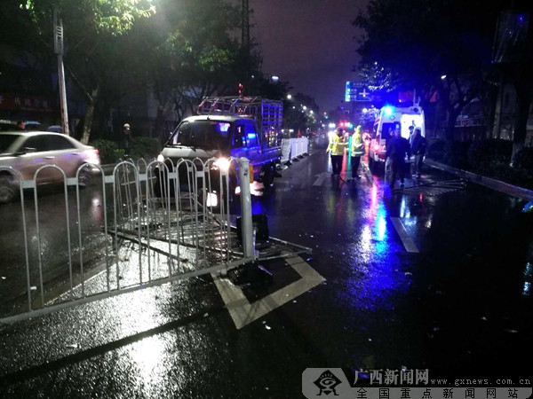 桂林一男子酒驾撞护栏碰伤公交车 把司机打进医院